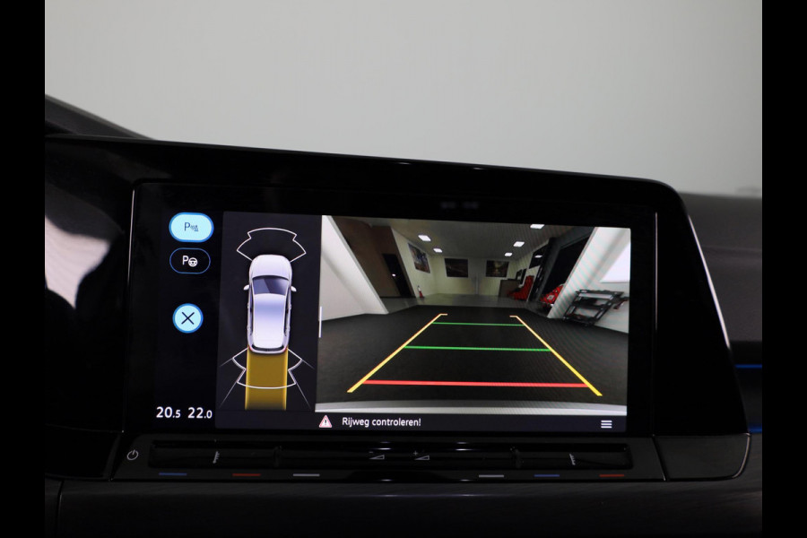 Volkswagen Golf 1.5 eTSI Style Navigatie | Parkeersensoren | Adaptieve cruise control | Camera | 19 inch |