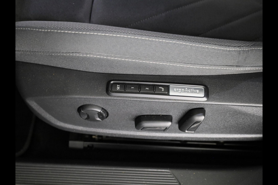 Volkswagen Golf 1.5 eTSI Style Navigatie | Parkeersensoren | Adaptieve cruise control | Camera | 19 inch |