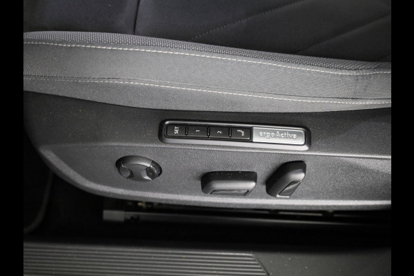 Volkswagen Golf 1.5 eTSI Style Navigatie | Parkeersensoren | Adaptieve cruise control | Camera | 19 inch |