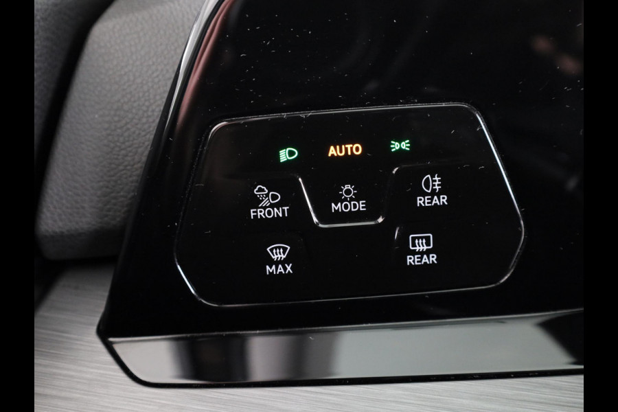 Volkswagen Golf 1.5 eTSI Style Navigatie | Parkeersensoren | Adaptieve cruise control | Camera | 19 inch |