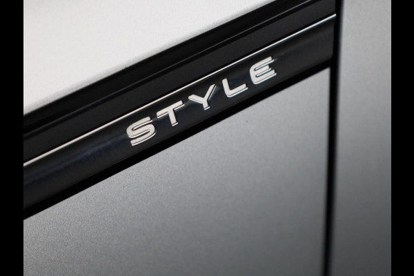 Volkswagen Golf 1.5 eTSI Style Navigatie | Parkeersensoren | Adaptieve cruise control | Camera | 19 inch |