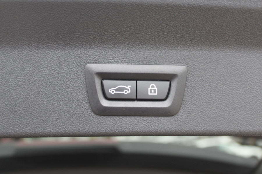 BMW iX3 High Executive 80 kWh / Trekhaak / Panoramadak / 360Camera / Head-up / 20'' / Leder / Harman Kardon / Sfeerverlichting / Dodehoek / DAB / Stuur+Stoelverwarming / ACC