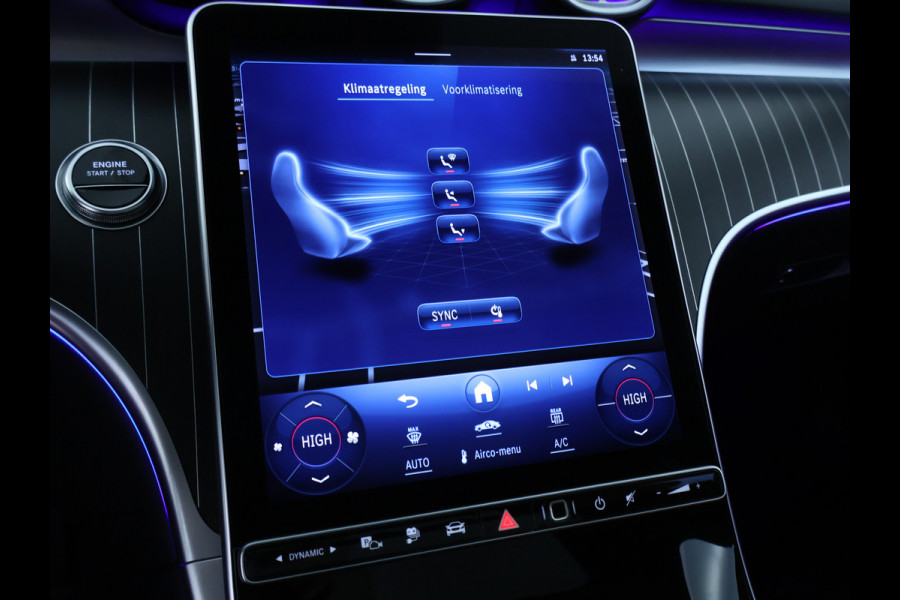 Mercedes-Benz C-Klasse Estate 300 e AMG Plug-In Hybride Panorama Schuif-Kanteldak | Trekhaak | Digital Light | 360° camera | Easy Pack Achterklep | Apple CarPlay. Inclusief 24 maanden MB Certified garantie voor Europa.