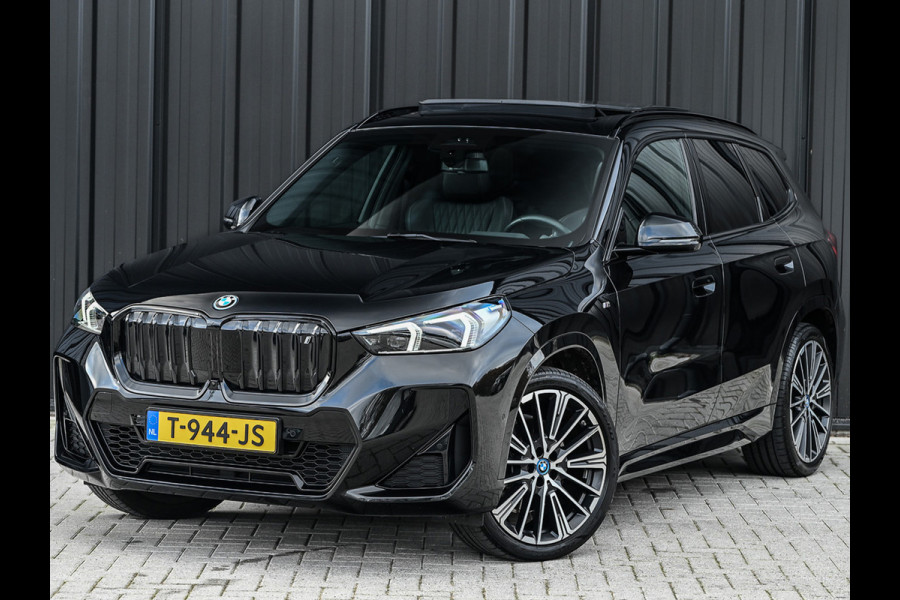BMW iX1 XDRIVE 30 LAUNCH EDITION 67 kWh | M-SPORT | NL-AUTO | COMFORT ACCESS | PANORAMADAK | 360 CAMERA | HARMAN/KARDON | HEAD-UP | VIRT