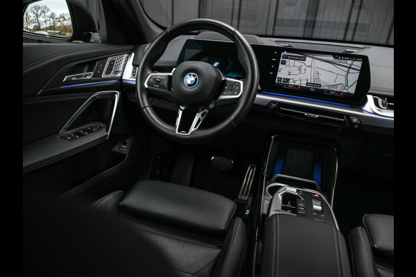 BMW iX1 XDRIVE 30 LAUNCH EDITION 67 kWh | M-SPORT | NL-AUTO | COMFORT ACCESS | PANORAMADAK | 360 CAMERA | HARMAN/KARDON | HEAD-UP | VIRT