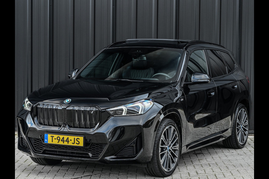 BMW iX1 XDRIVE 30 LAUNCH EDITION 67 kWh | M-SPORT | NL-AUTO | COMFORT ACCESS | PANORAMADAK | 360 CAMERA | HARMAN/KARDON | HEAD-UP | VIRT