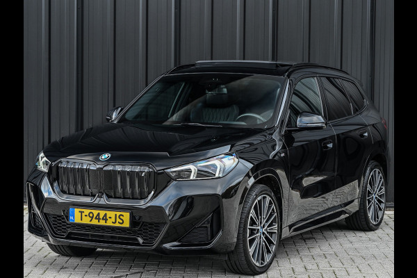 BMW iX1 XDRIVE 30 LAUNCH EDITION 67 kWh | M-SPORT | NL-AUTO | COMFORT ACCESS | PANORAMADAK | 360 CAMERA | HARMAN/KARDON | HEAD-UP | VIRT