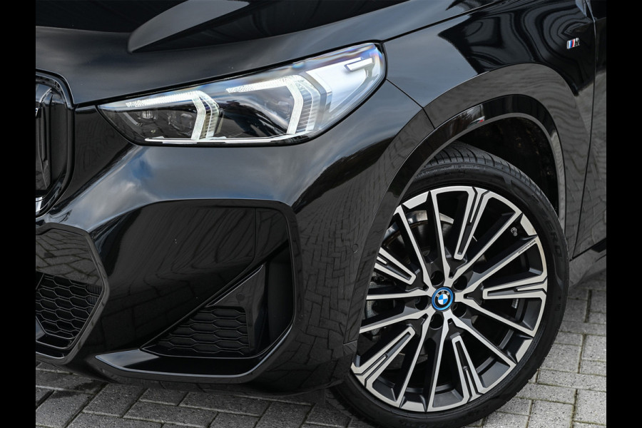 BMW iX1 XDRIVE 30 LAUNCH EDITION 67 kWh | M-SPORT | NL-AUTO | COMFORT ACCESS | PANORAMADAK | 360 CAMERA | HARMAN/KARDON | HEAD-UP | VIRT