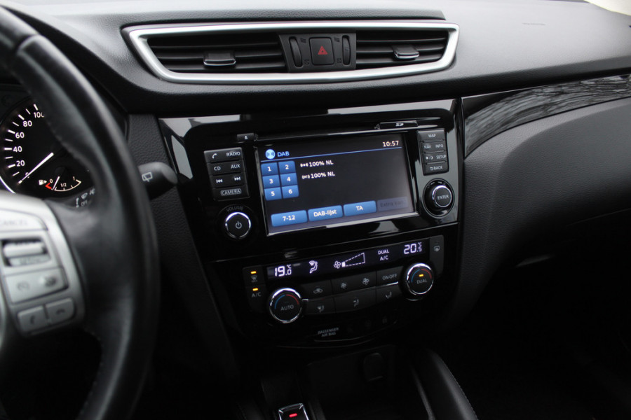 Nissan QASHQAI 1.2 N-Connecta / Trekhaak / Panoramadak / 360Camera / 18'' / Keyless / Navigatie / Getint glas / DAB / Cruise Control