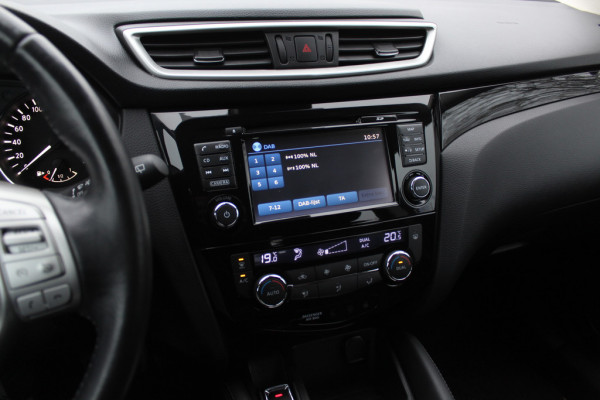 Nissan QASHQAI 1.2 N-Connecta / Trekhaak / Panoramadak / 360Camera / 18'' / Keyless / Navigatie / Getint glas / DAB / Cruise Control