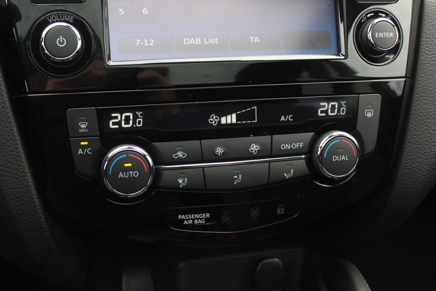 Nissan QASHQAI 1.2 N-Connecta / Trekhaak / Panoramadak / 360Camera / 18'' / Keyless / Navigatie / Getint glas / DAB / Cruise Control