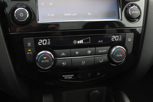Nissan QASHQAI 1.2 N-Connecta / Trekhaak / Panoramadak / 360Camera / 18'' / Keyless / Navigatie / Getint glas / DAB / Cruise Control