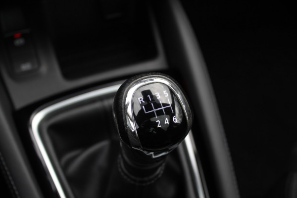 Nissan QASHQAI 1.2 N-Connecta / Trekhaak / Panoramadak / 360Camera / 18'' / Keyless / Navigatie / Getint glas / DAB / Cruise Control