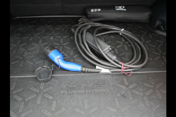 Toyota RAV4 2.5 Plug-in Hybrid AWD Dynamic 306pk Dealer O.H PHEV | Adaptive Cruise | Trekhaak | Sportstoelen Verwarmd | Camera | Apple Carplay | 18"L.M | Keyless | Stuurverwarming | Navigatie |