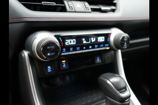 Toyota RAV4 2.5 Plug-in Hybrid AWD Dynamic 306pk Dealer O.H PHEV | Adaptive Cruise | Trekhaak | Sportstoelen Verwarmd | Camera | Apple Carplay | 18"L.M | Keyless | Stuurverwarming | Navigatie |