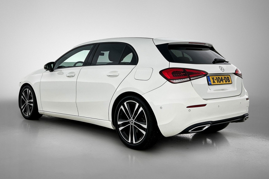 Mercedes-Benz A-Klasse 180 Business Solution AMG (PANORAMADAK, SFEERVERLICHTING, STOELVERWARMING, GOED ONDERHOUDEN)