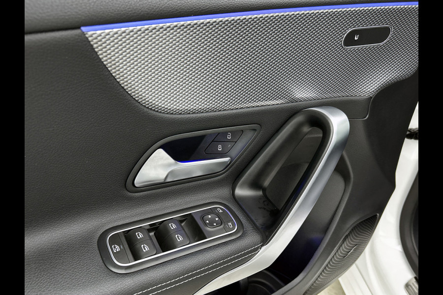 Mercedes-Benz A-Klasse 180 Business Solution AMG (PANORAMADAK, SFEERVERLICHTING, STOELVERWARMING, GOED ONDERHOUDEN)