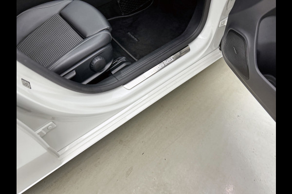 Mercedes-Benz A-Klasse 180 Business Solution AMG (PANORAMADAK, SFEERVERLICHTING, STOELVERWARMING, GOED ONDERHOUDEN)