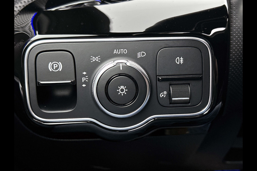 Mercedes-Benz A-Klasse 180 Business Solution AMG (PANORAMADAK, SFEERVERLICHTING, STOELVERWARMING, GOED ONDERHOUDEN)