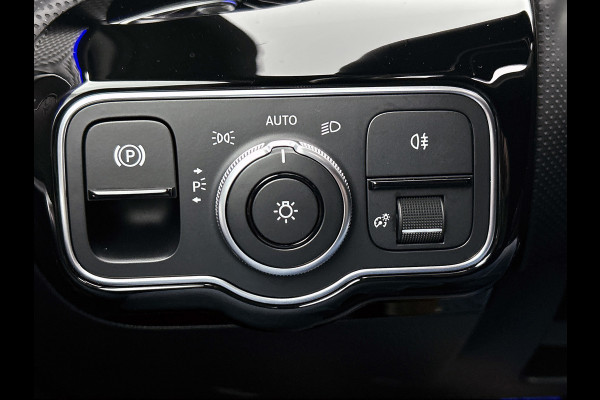 Mercedes-Benz A-Klasse 180 Business Solution AMG (PANORAMADAK, SFEERVERLICHTING, STOELVERWARMING, GOED ONDERHOUDEN)