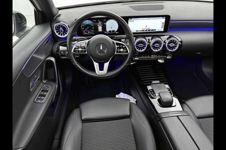 Mercedes-Benz A-Klasse 180 Business Solution AMG (PANORAMADAK, SFEERVERLICHTING, STOELVERWARMING, GOED ONDERHOUDEN)
