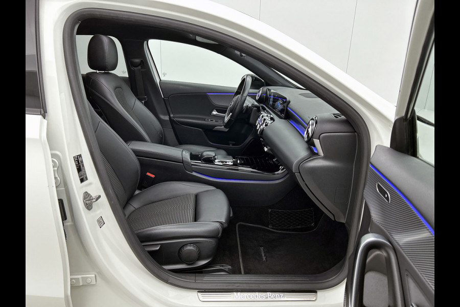 Mercedes-Benz A-Klasse 180 Business Solution AMG (PANORAMADAK, SFEERVERLICHTING, STOELVERWARMING, GOED ONDERHOUDEN)