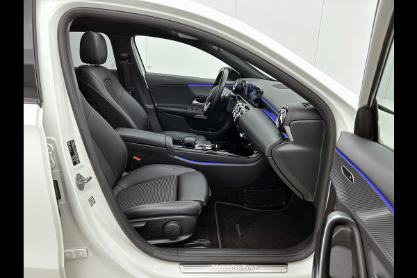 Mercedes-Benz A-Klasse 180 Business Solution AMG (PANORAMADAK, SFEERVERLICHTING, STOELVERWARMING, GOED ONDERHOUDEN)