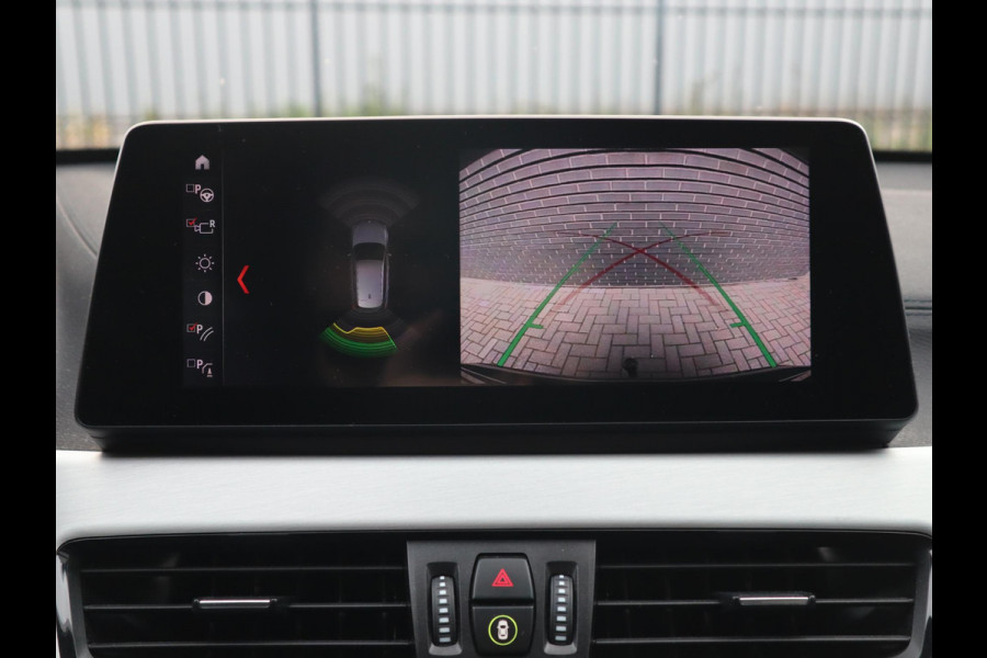 BMW X1 sDrive20i High Executive xLine Automaat / Navigatiesysteem Plus / Trekhaak / Panoramadak / Sportstoelen / Head-Up Display / Leder / Achteruitrijcamera / Stoelverwarming / DAB / 18 Inch