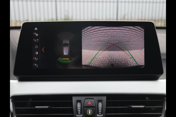 BMW X1 sDrive20i High Executive xLine Automaat / Navigatiesysteem Plus / Trekhaak / Panoramadak / Sportstoelen / Head-Up Display / Leder / Achteruitrijcamera / Stoelverwarming / DAB / 18 Inch
