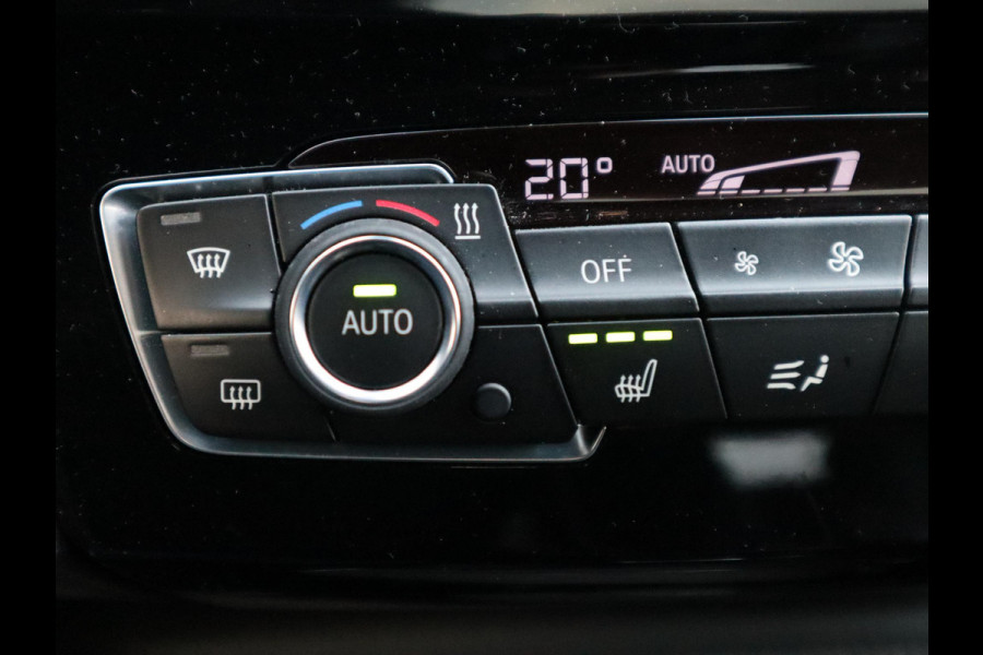 BMW X1 sDrive20i High Executive xLine Automaat / Navigatiesysteem Plus / Trekhaak / Panoramadak / Sportstoelen / Head-Up Display / Leder / Achteruitrijcamera / Stoelverwarming / DAB / 18 Inch