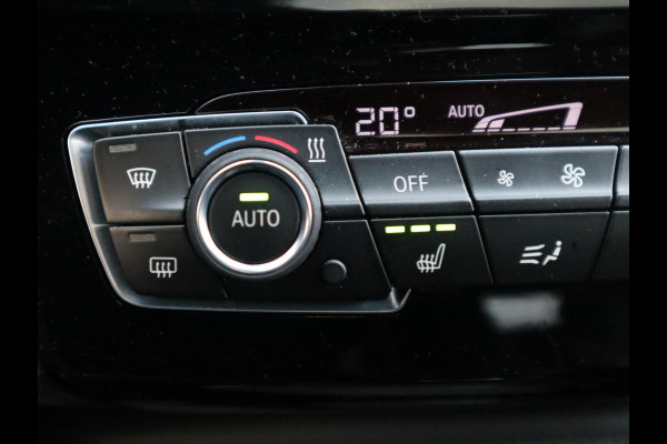 BMW X1 sDrive20i High Executive xLine Automaat / Navigatiesysteem Plus / Trekhaak / Panoramadak / Sportstoelen / Head-Up Display / Leder / Achteruitrijcamera / Stoelverwarming / DAB / 18 Inch