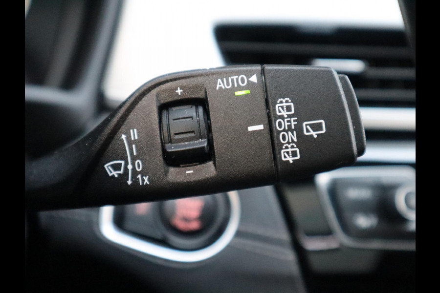BMW X1 sDrive20i High Executive xLine Automaat / Navigatiesysteem Plus / Trekhaak / Panoramadak / Sportstoelen / Head-Up Display / Leder / Achteruitrijcamera / Stoelverwarming / DAB / 18 Inch