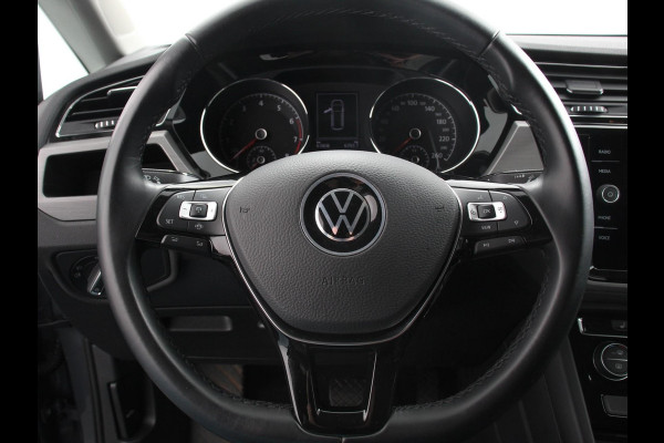 Volkswagen Touran 1.5 TSI DSG Comfortline 7p Navigatie Apple Carplay/Android Auto Parkeersensoren Adaptive Cruise Control Stoelverwarming Climate Control