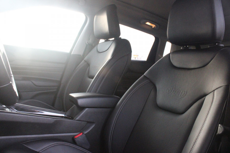 Jeep Compass 4xe 240PK Plug-in Hybrid ELECTRIC S | PANORAMSICH SCHUIF/KANTEL DAK | STOEL/STUUR VERWARMING | ALL SEASON BANDEN | 19" LICHTMETALEN VELGEN "GLOSSY BLACK" | ELEKTRISCH BEDIENBARE BESTUURDERSSTOEL | LEDEREN BEKLEDING | ADAPTIVE CRUISE CONTROL | NAVIGATIE | DRAADLOZE APPLE CARPLAY/ANDROID AUTO | DRAADLOZE TELEFOONLADER | DAB+ RADIO | ELEKTRISCH BEDIENBARE ACHTERKLEP | ACHTERUITRIJ CAMERA | KEYLESS ENTRY/START |