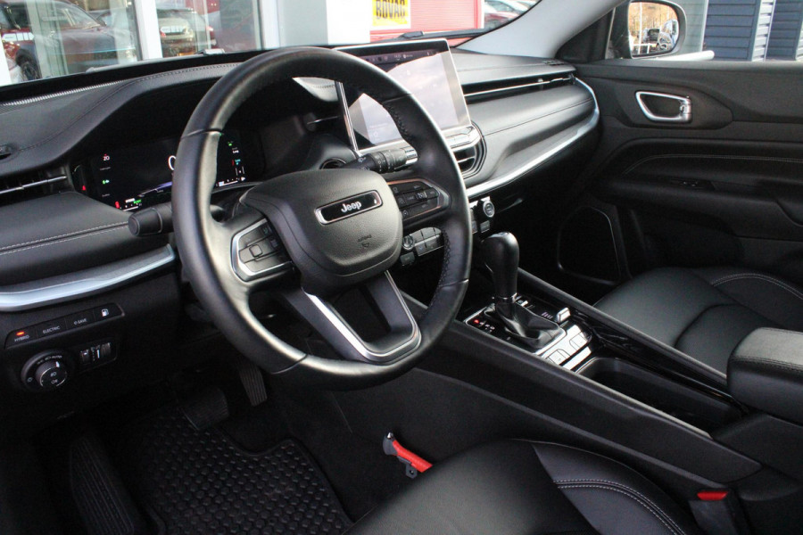 Jeep Compass 4xe 240PK Plug-in Hybrid ELECTRIC S | PANORAMSICH SCHUIF/KANTEL DAK | STOEL/STUUR VERWARMING | ALL SEASON BANDEN | 19" LICHTMETALEN VELGEN "GLOSSY BLACK" | ELEKTRISCH BEDIENBARE BESTUURDERSSTOEL | LEDEREN BEKLEDING | ADAPTIVE CRUISE CONTROL | NAVIGATIE | DRAADLOZE APPLE CARPLAY/ANDROID AUTO | DRAADLOZE TELEFOONLADER | DAB+ RADIO | ELEKTRISCH BEDIENBARE ACHTERKLEP | ACHTERUITRIJ CAMERA | KEYLESS ENTRY/START |