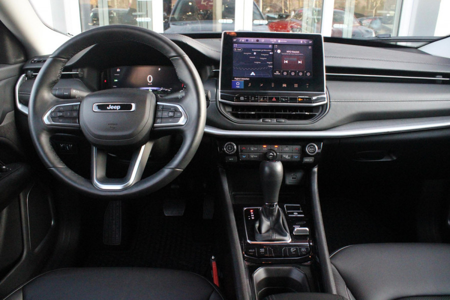 Jeep Compass 4xe 240PK Plug-in Hybrid ELECTRIC S | PANORAMSICH SCHUIF/KANTEL DAK | STOEL/STUUR VERWARMING | ALL SEASON BANDEN | 19" LICHTMETALEN VELGEN "GLOSSY BLACK" | ELEKTRISCH BEDIENBARE BESTUURDERSSTOEL | LEDEREN BEKLEDING | ADAPTIVE CRUISE CONTROL | NAVIGATIE | DRAADLOZE APPLE CARPLAY/ANDROID AUTO | DRAADLOZE TELEFOONLADER | DAB+ RADIO | ELEKTRISCH BEDIENBARE ACHTERKLEP | ACHTERUITRIJ CAMERA | KEYLESS ENTRY/START |