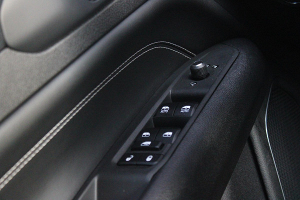 Jeep Compass 4xe 240PK Plug-in Hybrid ELECTRIC S | PANORAMSICH SCHUIF/KANTEL DAK | STOEL/STUUR VERWARMING | ALL SEASON BANDEN | 19" LICHTMETALEN VELGEN "GLOSSY BLACK" | ELEKTRISCH BEDIENBARE BESTUURDERSSTOEL | LEDEREN BEKLEDING | ADAPTIVE CRUISE CONTROL | NAVIGATIE | DRAADLOZE APPLE CARPLAY/ANDROID AUTO | DRAADLOZE TELEFOONLADER | DAB+ RADIO | ELEKTRISCH BEDIENBARE ACHTERKLEP | ACHTERUITRIJ CAMERA | KEYLESS ENTRY/START |