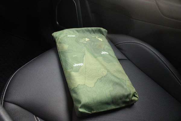 Jeep Compass 4xe 240PK Plug-in Hybrid ELECTRIC S | PANORAMSICH SCHUIF/KANTEL DAK | STOEL/STUUR VERWARMING | ALL SEASON BANDEN | 19" LICHTMETALEN VELGEN "GLOSSY BLACK" | ELEKTRISCH BEDIENBARE BESTUURDERSSTOEL | LEDEREN BEKLEDING | ADAPTIVE CRUISE CONTROL | NAVIGATIE | DRAADLOZE APPLE CARPLAY/ANDROID AUTO | DRAADLOZE TELEFOONLADER | DAB+ RADIO | ELEKTRISCH BEDIENBARE ACHTERKLEP | ACHTERUITRIJ CAMERA | KEYLESS ENTRY/START |