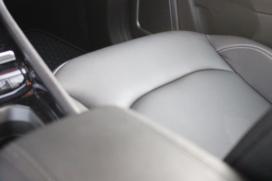 Jeep Compass 4xe 240PK Plug-in Hybrid ELECTRIC S | PANORAMSICH SCHUIF/KANTEL DAK | STOEL/STUUR VERWARMING | ALL SEASON BANDEN | 19" LICHTMETALEN VELGEN "GLOSSY BLACK" | ELEKTRISCH BEDIENBARE BESTUURDERSSTOEL | LEDEREN BEKLEDING | ADAPTIVE CRUISE CONTROL | NAVIGATIE | DRAADLOZE APPLE CARPLAY/ANDROID AUTO | DRAADLOZE TELEFOONLADER | DAB+ RADIO | ELEKTRISCH BEDIENBARE ACHTERKLEP | ACHTERUITRIJ CAMERA | KEYLESS ENTRY/START |