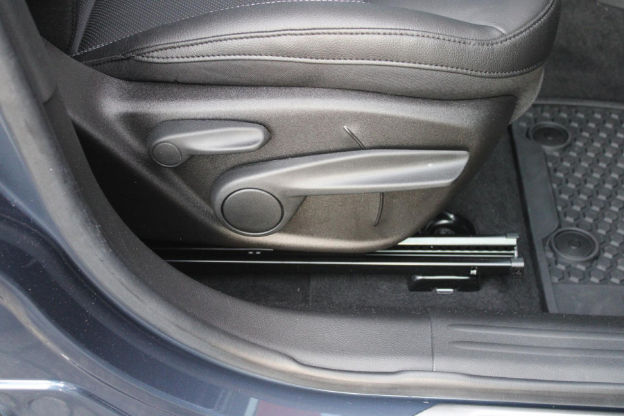 Jeep Compass 4xe 240PK Plug-in Hybrid ELECTRIC S | PANORAMSICH SCHUIF/KANTEL DAK | STOEL/STUUR VERWARMING | ALL SEASON BANDEN | 19" LICHTMETALEN VELGEN "GLOSSY BLACK" | ELEKTRISCH BEDIENBARE BESTUURDERSSTOEL | LEDEREN BEKLEDING | ADAPTIVE CRUISE CONTROL | NAVIGATIE | DRAADLOZE APPLE CARPLAY/ANDROID AUTO | DRAADLOZE TELEFOONLADER | DAB+ RADIO | ELEKTRISCH BEDIENBARE ACHTERKLEP | ACHTERUITRIJ CAMERA | KEYLESS ENTRY/START |