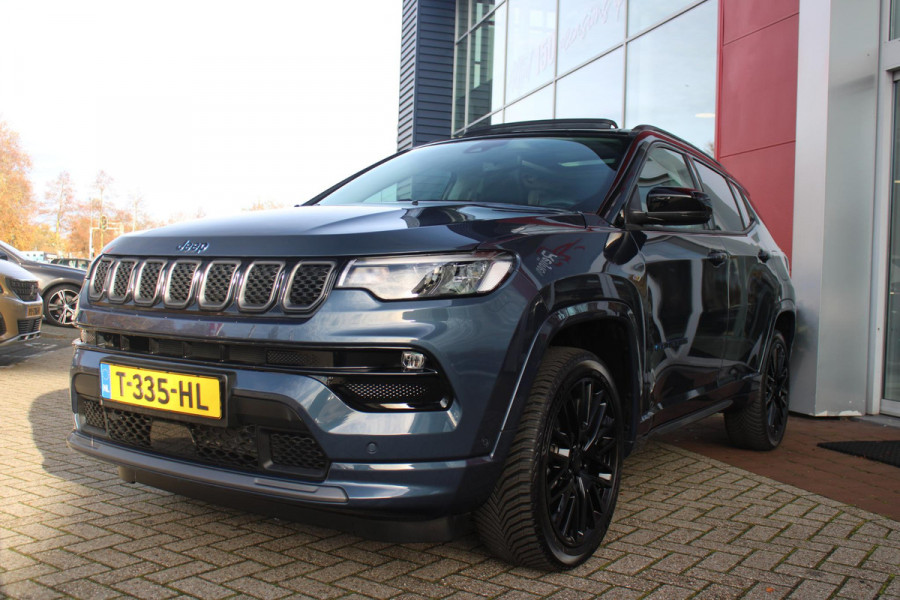 Jeep Compass 4xe 240PK Plug-in Hybrid ELECTRIC S | PANORAMSICH SCHUIF/KANTEL DAK | STOEL/STUUR VERWARMING | ALL SEASON BANDEN | 19" LICHTMETALEN VELGEN "GLOSSY BLACK" | ELEKTRISCH BEDIENBARE BESTUURDERSSTOEL | LEDEREN BEKLEDING | ADAPTIVE CRUISE CONTROL | NAVIGATIE | DRAADLOZE APPLE CARPLAY/ANDROID AUTO | DRAADLOZE TELEFOONLADER | DAB+ RADIO | ELEKTRISCH BEDIENBARE ACHTERKLEP | ACHTERUITRIJ CAMERA | KEYLESS ENTRY/START |