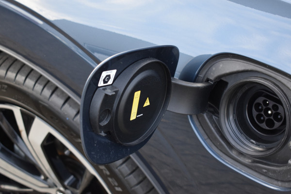 Volvo XC60 T8 AWD 455PK Plug-in Hybrid Ultra Dark | B&W | Luchtvering | HUD | Massage | Trekhaak | Stoelkoeling |