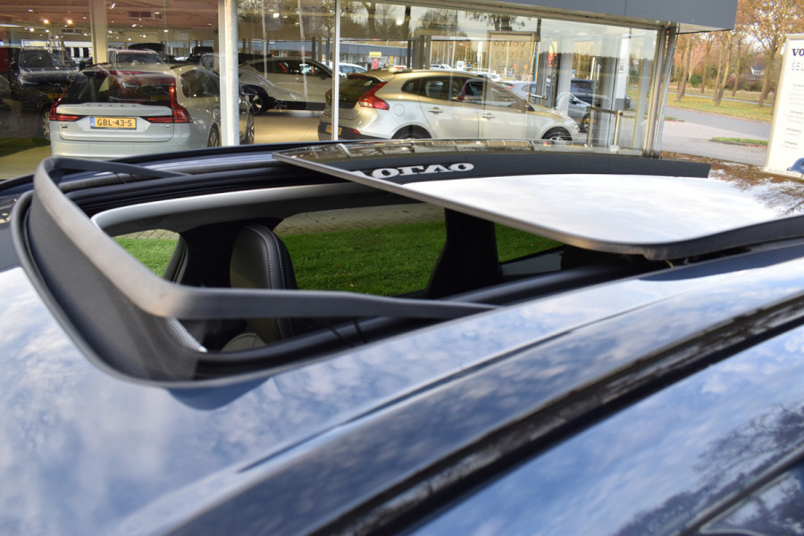 Volvo XC60 T8 AWD 455PK Plug-in Hybrid Ultra Dark | B&W | Luchtvering | HUD | Massage | Trekhaak | Stoelkoeling |