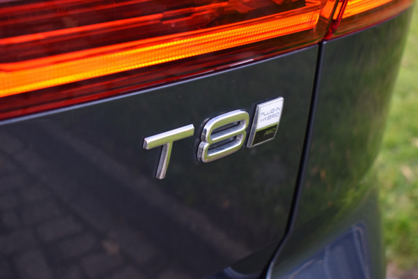 Volvo XC60 T8 AWD 455PK Plug-in Hybrid Ultra Dark | B&W | Luchtvering | HUD | Massage | Trekhaak | Stoelkoeling |