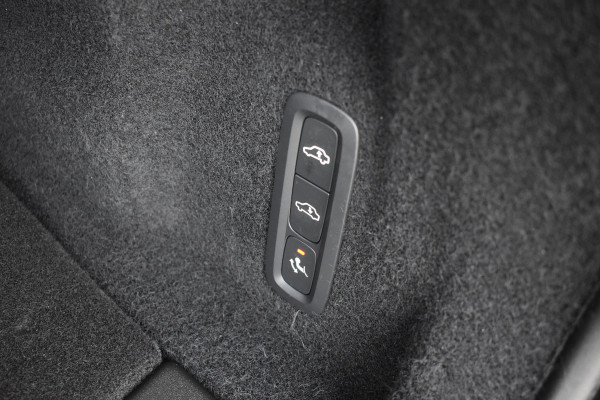 Volvo XC60 T8 AWD 455PK Plug-in Hybrid Ultra Dark | B&W | Luchtvering | HUD | Massage | Trekhaak | Stoelkoeling |