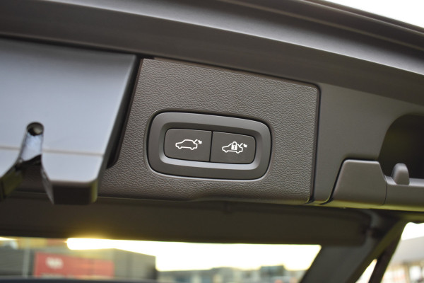 Volvo XC60 T8 AWD 455PK Plug-in Hybrid Ultra Dark | B&W | Luchtvering | HUD | Massage | Trekhaak | Stoelkoeling |