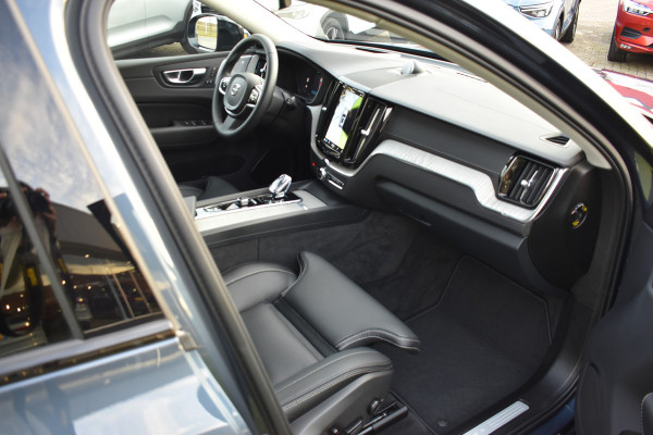 Volvo XC60 T8 AWD 455PK Plug-in Hybrid Ultra Dark | B&W | Luchtvering | HUD | Massage | Trekhaak | Stoelkoeling |