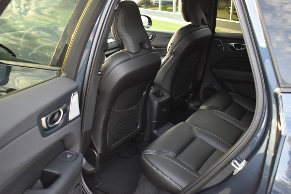 Volvo XC60 T8 AWD 455PK Plug-in Hybrid Ultra Dark | B&W | Luchtvering | HUD | Massage | Trekhaak | Stoelkoeling |