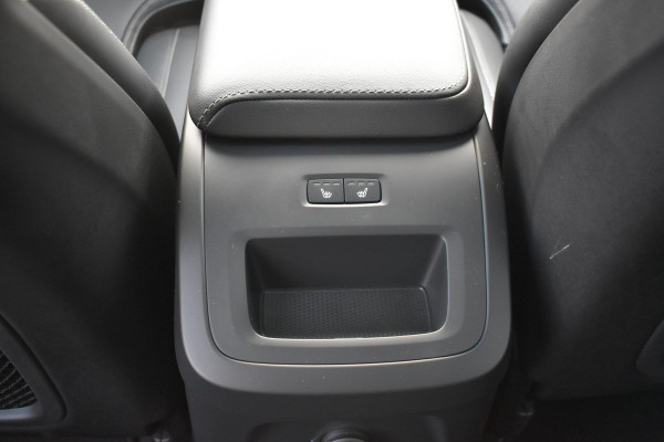 Volvo XC60 T8 AWD 455PK Plug-in Hybrid Ultra Dark | B&W | Luchtvering | HUD | Massage | Trekhaak | Stoelkoeling |