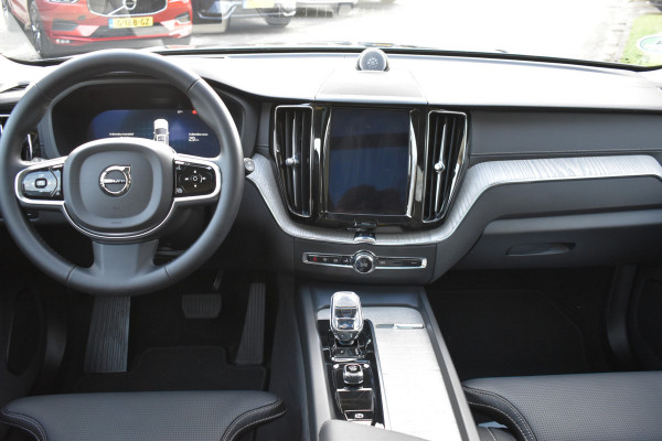 Volvo XC60 T8 AWD 455PK Plug-in Hybrid Ultra Dark | B&W | Luchtvering | HUD | Massage | Trekhaak | Stoelkoeling |